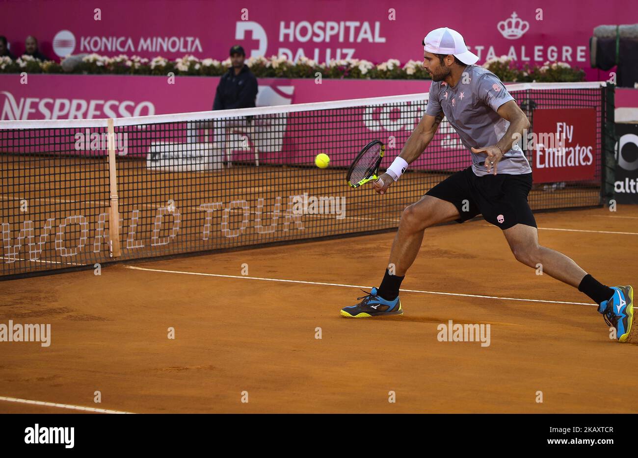 Simone Bolelli in azione durante il torneo di tennis Millennium Estoril Open che si è giocato a Estoril, in Portogallo, il 4 maggio 2018. (Foto di Carlos Costa/NurPhoto) Foto Stock