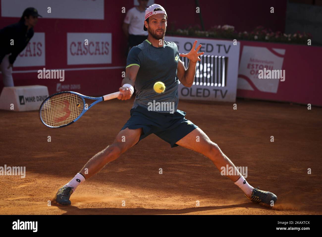 Joao Sousa in azione durante il torneo di tennis Millennium Estoril Open di Estoril, in Portogallo, il 4 maggio 2018. (Foto di Carlos Costa/NurPhoto) Foto Stock