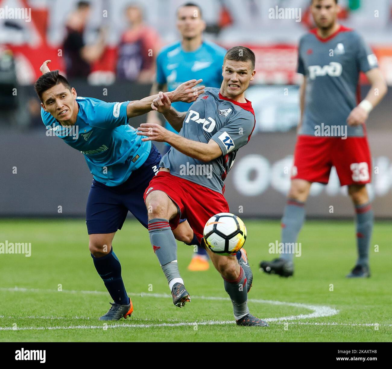 Matias Kranevitter (L) del FC Zenit San Pietroburgo e Igor Denisov del FC Lokomotiv Mosca durante la partita della Russian Football League tra il FC Lokomotiv Mosca e il FC Zenit San Pietroburgo il 5 maggio 2018 presso la RZD Arena di Mosca, Russia. (Foto di Mike Kireev/NurPhoto) Foto Stock