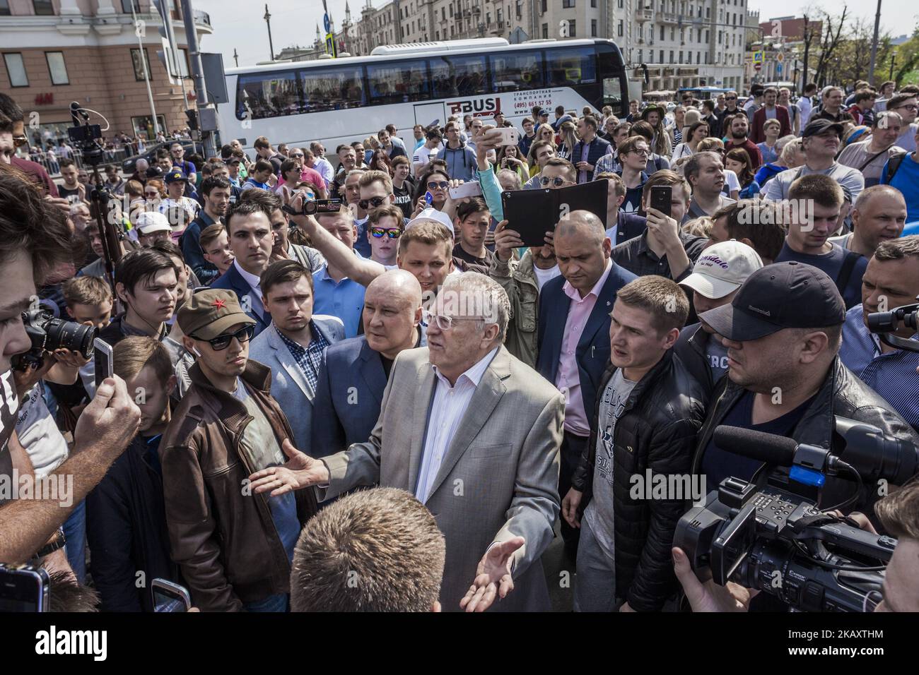 Vladimir Zhirinovsky, membro del parlamento russo, parla con i manifestanti durante una manifestazione a Mosca, in Russia, il 5 maggio 2018. (Foto di Celestino Arce/NurPhoto) Foto Stock