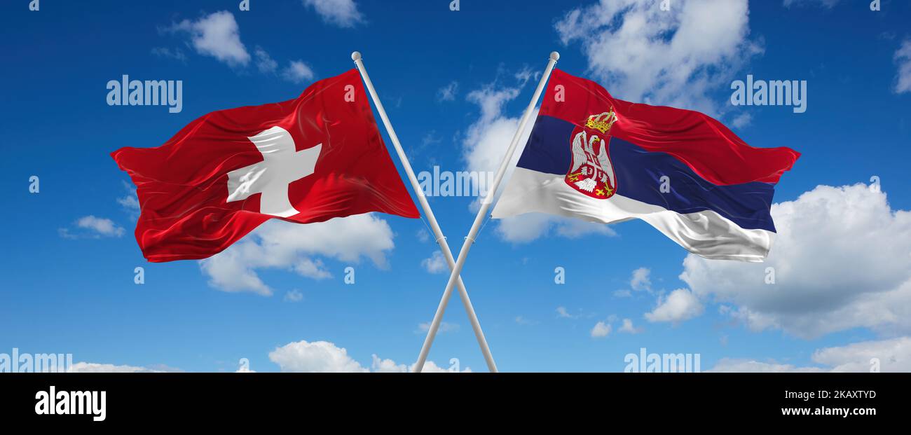 Due bandiere incrociate Serbia e Svizzera che ondeggiano nel vento a cielo nuvoloso. Concetto di rapporto, dialogo, viaggiare tra due paesi. 3d illustrat Foto Stock