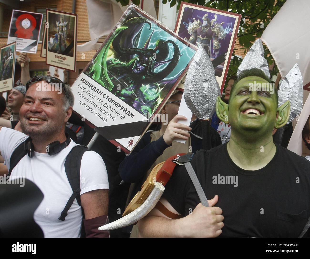 Gli attivisti ucraini del movimento civile dell'Orda Democratica, qualcuno decorato come un orco, tengono cartelli raffiguranti personaggi del gioco per computer World of Warcraft (WOW) mentre protestano contro la marcia con ritratti di veterani della seconda guerra mondiale perché si tratta di un progetto russo per le celebrazioni della Giornata della Vittoria a Kiev, Ucraina, 09 maggio 2018. L'Ucraina commemora il 73rd° anniversario della vittoria sulla Germania nazista nella seconda guerra mondiale, il 9 maggio 2018. (Foto di Str/NurPhoto) Foto Stock