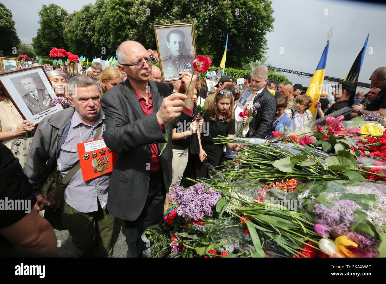 I partecipanti del 'Reggimento immortale' marzo depongono fiori al fuoco eterno vicino al monumento del Milite Ignoto a Kyiv, Ucraina, 9 maggio 2018. L'Ucraina commemora il 73rd° anniversario della vittoria nella guerra dell'Unione Sovietica sulla Germania nazista. (Foto di Sergii Kharchenko/NurPhoto) Foto Stock