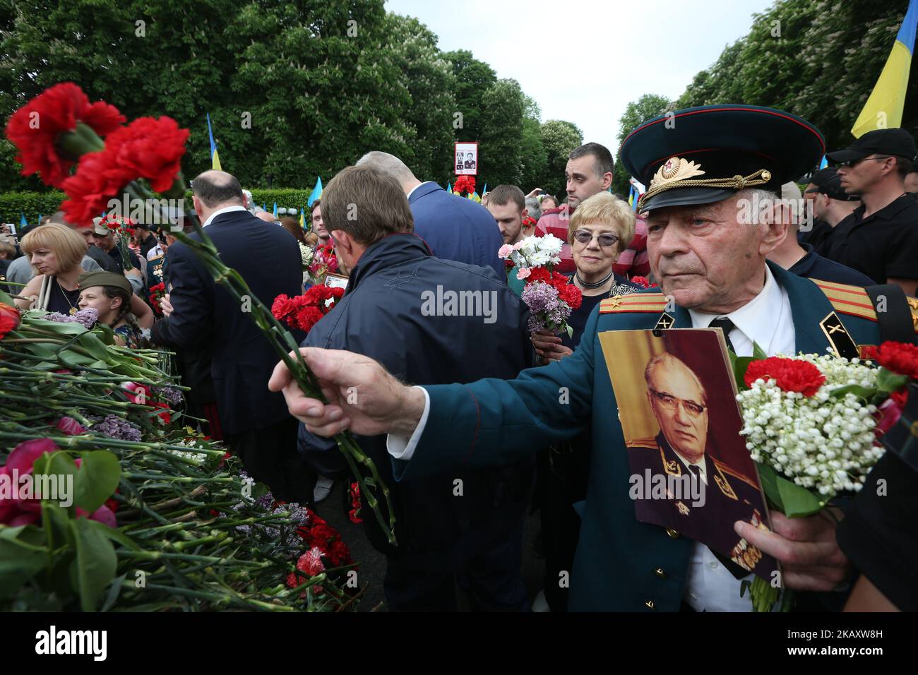 I partecipanti del 'Reggimento immortale' marzo depongono fiori al fuoco eterno vicino al monumento del Milite Ignoto a Kyiv, Ucraina, 9 maggio 2018. L'Ucraina commemora il 73rd° anniversario della vittoria nella guerra dell'Unione Sovietica sulla Germania nazista. (Foto di Sergii Kharchenko/NurPhoto) Foto Stock