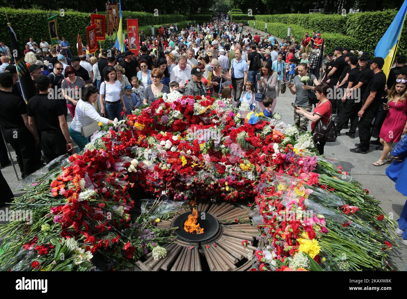 I partecipanti del 'Reggimento immortale' marzo depongono fiori al fuoco eterno vicino al monumento del Milite Ignoto a Kyiv, Ucraina, 9 maggio 2018. L'Ucraina commemora il 73rd° anniversario della vittoria nella guerra dell'Unione Sovietica sulla Germania nazista. (Foto di Sergii Kharchenko/NurPhoto) Foto Stock