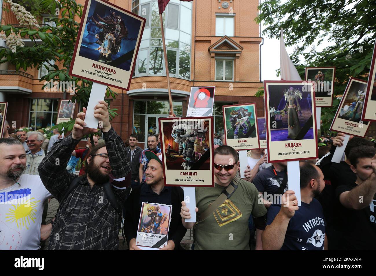 I membri dell'organizzazione 'Rude democratico' hanno preso parte alla marcia pro-russa 'il reggimento immortale' con i ritratti dei personaggi del gioco World of Warcraft a Kyiv, Ucraina, 9 maggio 2018. L'Ucraina commemora il 73rd° anniversario della vittoria nella guerra dell'Unione Sovietica sulla Germania nazista. (Foto di Sergii Kharchenko/NurPhoto) Foto Stock