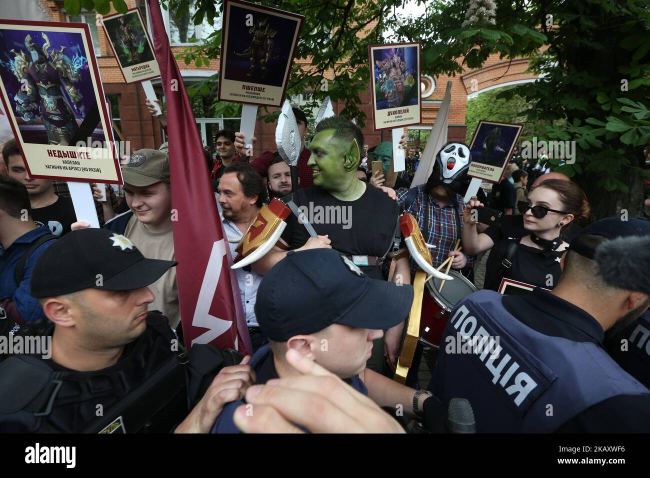 I membri dell'organizzazione 'Rude democratico' hanno preso parte alla marcia pro-russa 'il reggimento immortale' con i ritratti dei personaggi del gioco World of Warcraft a Kyiv, Ucraina, 9 maggio 2018. L'Ucraina commemora il 73rd° anniversario della vittoria nella guerra dell'Unione Sovietica sulla Germania nazista. (Foto di Sergii Kharchenko/NurPhoto) Foto Stock