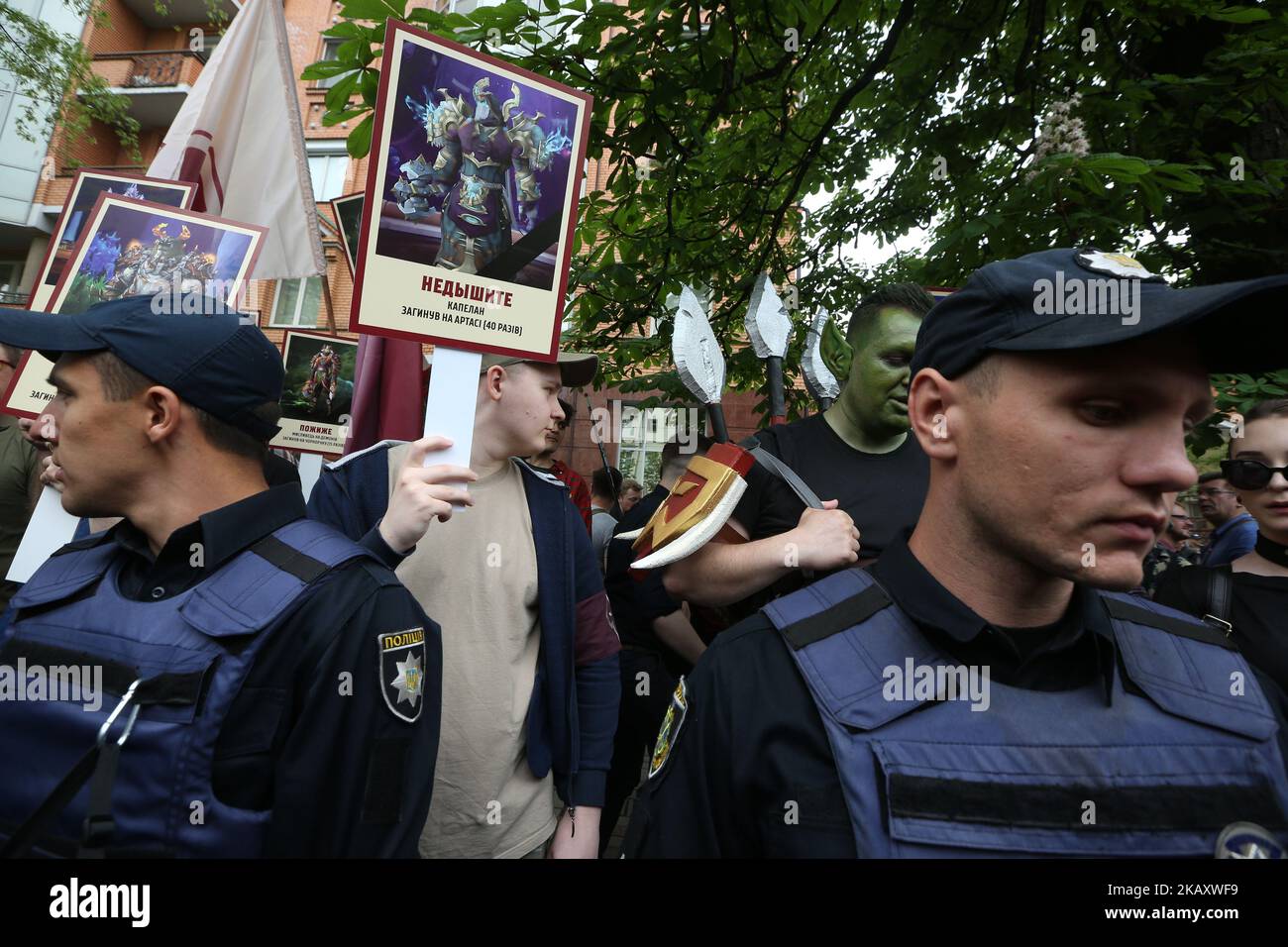I membri dell'organizzazione 'Rude democratico' hanno preso parte alla marcia pro-russa 'il reggimento immortale' con i ritratti dei personaggi del gioco World of Warcraft a Kyiv, Ucraina, 9 maggio 2018. L'Ucraina commemora il 73rd° anniversario della vittoria nella guerra dell'Unione Sovietica sulla Germania nazista. (Foto di Sergii Kharchenko/NurPhoto) Foto Stock