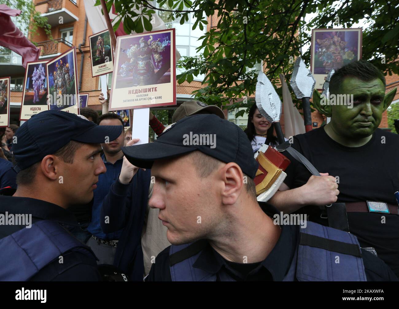 I membri dell'organizzazione 'Rude democratico' hanno preso parte alla marcia pro-russa 'il reggimento immortale' con i ritratti dei personaggi del gioco World of Warcraft a Kyiv, Ucraina, 9 maggio 2018. L'Ucraina commemora il 73rd° anniversario della vittoria nella guerra dell'Unione Sovietica sulla Germania nazista. (Foto di Sergii Kharchenko/NurPhoto) Foto Stock