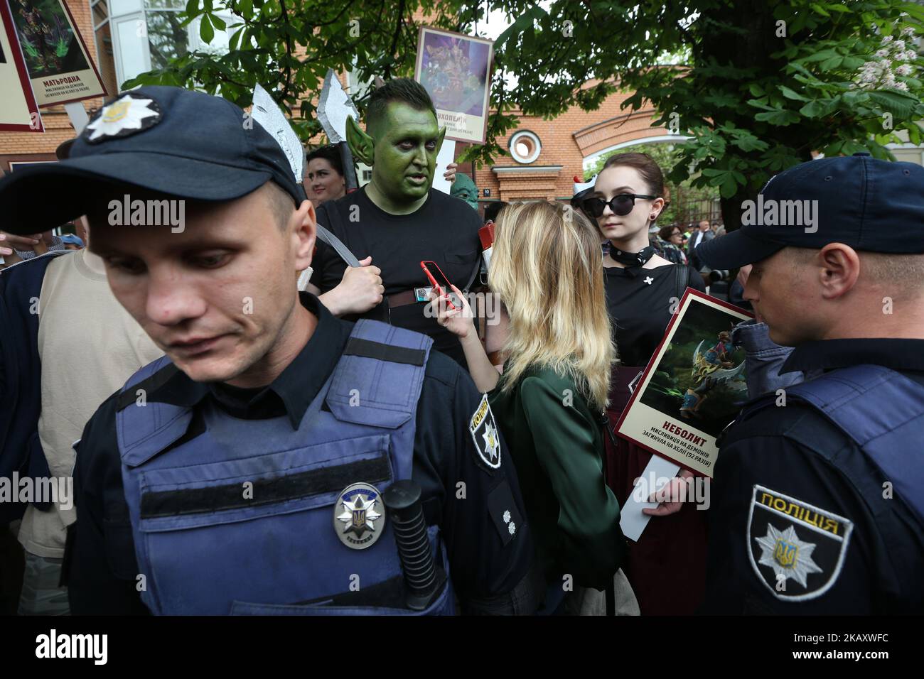 I membri dell'organizzazione 'Rude democratico' hanno preso parte alla marcia pro-russa 'il reggimento immortale' con i ritratti dei personaggi del gioco World of Warcraft a Kyiv, Ucraina, 9 maggio 2018. L'Ucraina commemora il 73rd° anniversario della vittoria nella guerra dell'Unione Sovietica sulla Germania nazista. (Foto di Sergii Kharchenko/NurPhoto) Foto Stock
