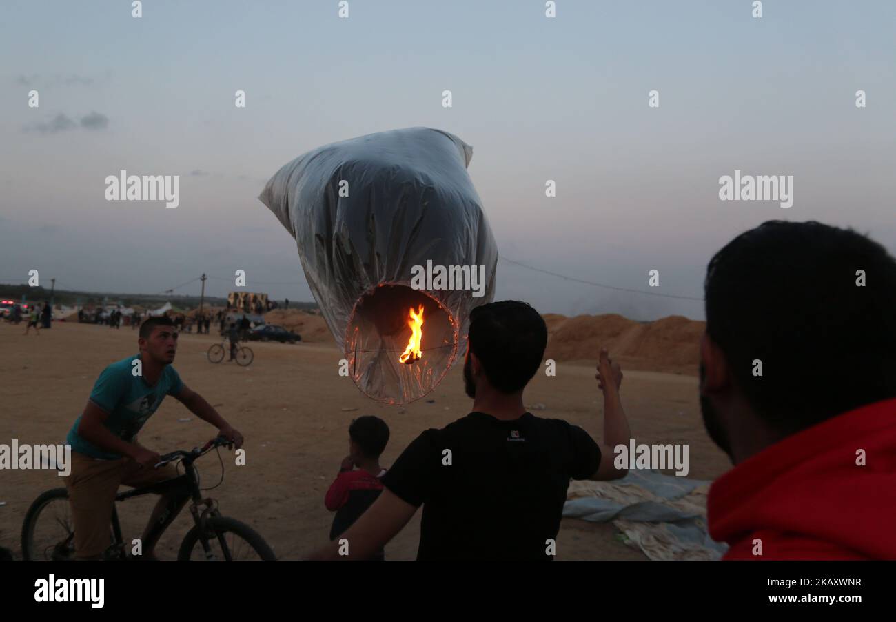 I giovani palestinesi preparano palloncini fiammanti, al confine orientale del campo profughi di Bureij, nel mezzo della striscia di Gaza, il 8 maggio 2018. Questi palloncini bruciano terreni agricoli israeliani vicino al confine a causa della sua caduta sul lato israeliano (Foto di Majdi Fathi/NurPhoto) Foto Stock
