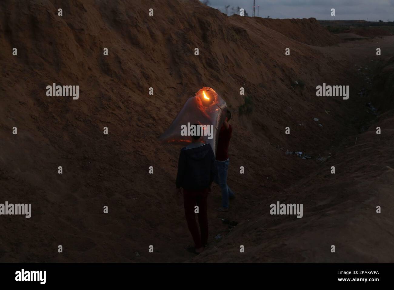 I giovani palestinesi preparano palloncini fiammanti, al confine orientale del campo profughi di Bureij, nel mezzo della striscia di Gaza, il 8 maggio 2018. Questi palloncini bruciano terreni agricoli israeliani vicino al confine a causa della sua caduta sul lato israeliano (Foto di Majdi Fathi/NurPhoto) Foto Stock