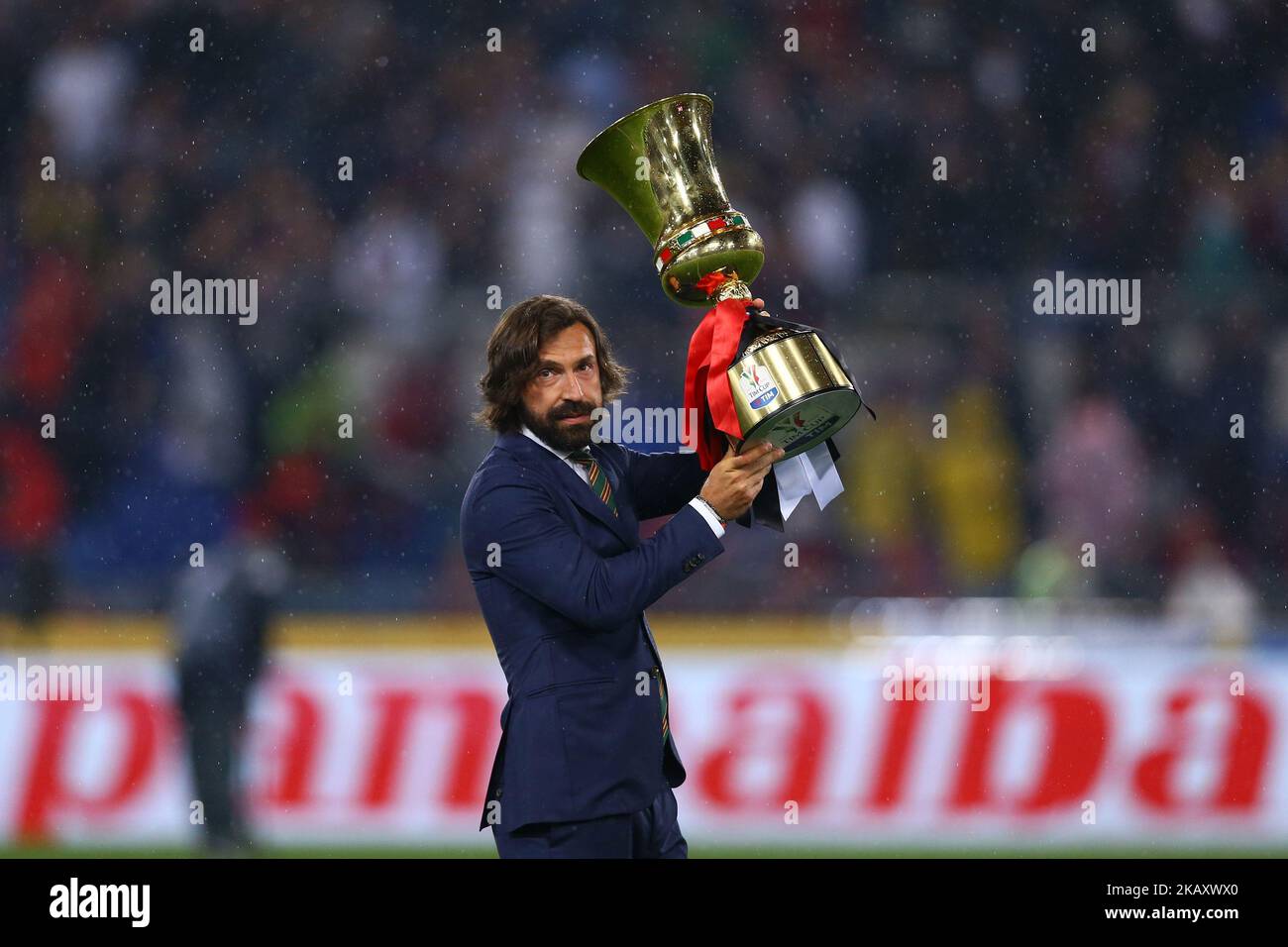 L'ex Juventus e milanese Andrea Pirlo con la coppa durante la finale della TIM Cup tra Juventus e AC Milan allo Stadio Olimpico il 9 maggio 2018 a Roma. (Foto di Matteo Ciambelli/NurPhoto) Foto Stock