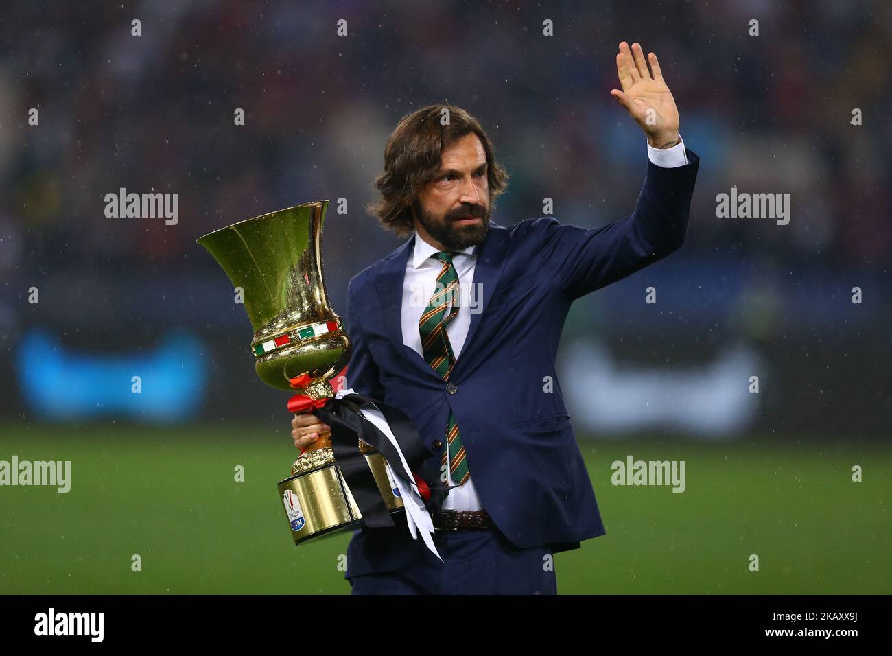 L'ex milanese e giocatrice della Juventus Andrea Pirlo saluta i tifosi con la coppa in campo allo Stadio Olimpico di Roma il 9 maggio 2017 durante la finale della TIM Cup tra la Juventus e l'AC Milan (Foto di Matteo Ciambelli/NurPhoto) Foto Stock