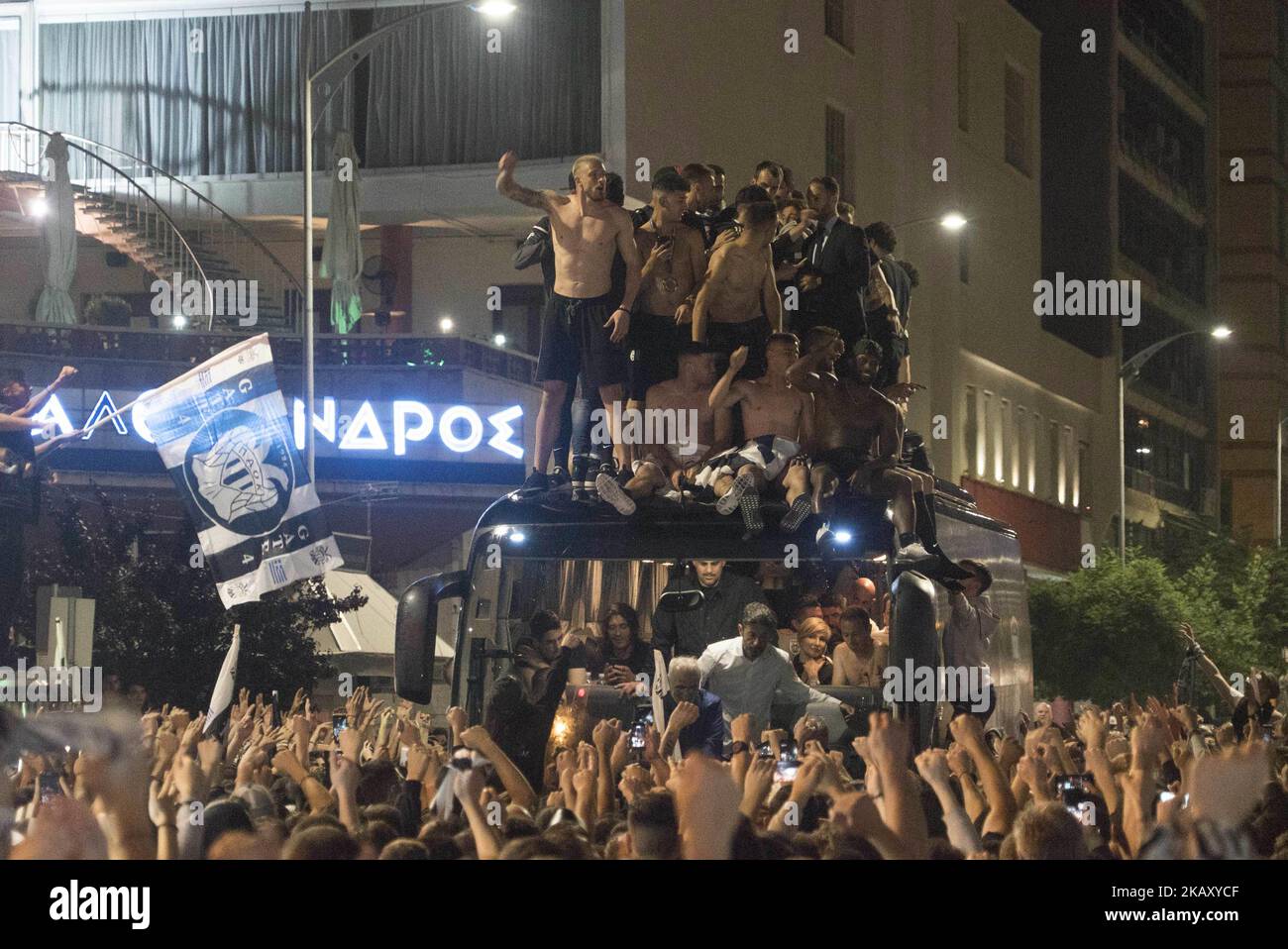 Il PAOK FC, la squadra di calcio con sede a Salonicco (Grecia), ha vinto il 12 maggio 2018 ad Atene, all'interno dello stadio olimpico giocando con la squadra avversaria AEK. Ci sono stati alcuni incidenti durante, prima e dopo il gioco. A Salonicco tutto era potente. La gente ha accolto il team sull'autobus con la coppa di fronte al punto di riferimento della città, la Torre Bianca. Tra le persone c'era Ivan Savvidis, un uomo d'affari russo al quale è vietato entrare per 2 anni negli stadi greci. (Foto di Nicolas Economou/NurPhoto) Foto Stock