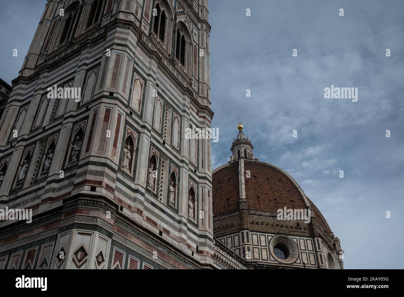 La cattedrale di Firenze è una delle principali attrazioni turistiche, nota per avere la più grande cupola in mattoni mai costruita e la sua elaborata facciata in stile neogotico. Foto Stock