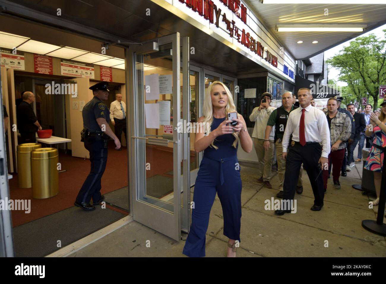 Tomi Lahren, commentatore politico conservatore e collaboratore di Fox News, saluta i fan in attesa in coda fuori dal teatro Keswick di Glenside, Pennsylvania, il 17 maggio 2018. Di fronte al teatro suburbano di Filadelfia, un gruppo di manifestanti presenta una protesta contro le opinioni politiche di Lahrens. (Foto di Bastiaan Slabbers/NurPhoto) Foto Stock