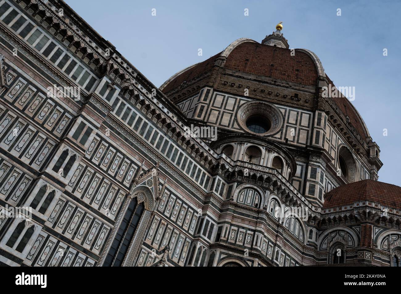 La cattedrale di Firenze è una delle principali attrazioni turistiche, nota per avere la più grande cupola in mattoni mai costruita e la sua elaborata facciata in stile neogotico. Foto Stock