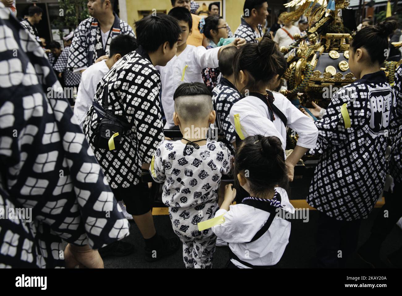 I bambini giapponesi che indossano cappotti 'humi' si rilassano durante la pausa subito dopo aver portato il santuario portatile in uno dei più grandi festival di tre giorni chiamato 'Sanja Matsuri' il secondo giorno, il 19 maggio 2018 a Tokyo, Giappone. Un boisterous mikoshi tradizionale (santuario portatile) è trasportato nelle strade di Asakusa per portare la fortuna, le benedizioni e la prosperità alla zona ed ai relativi abitanti. (Foto: Richard Atrero de Guzman/Nur Foto) (Foto di Richard Atrero de Guzman/NurPhoto) Foto Stock