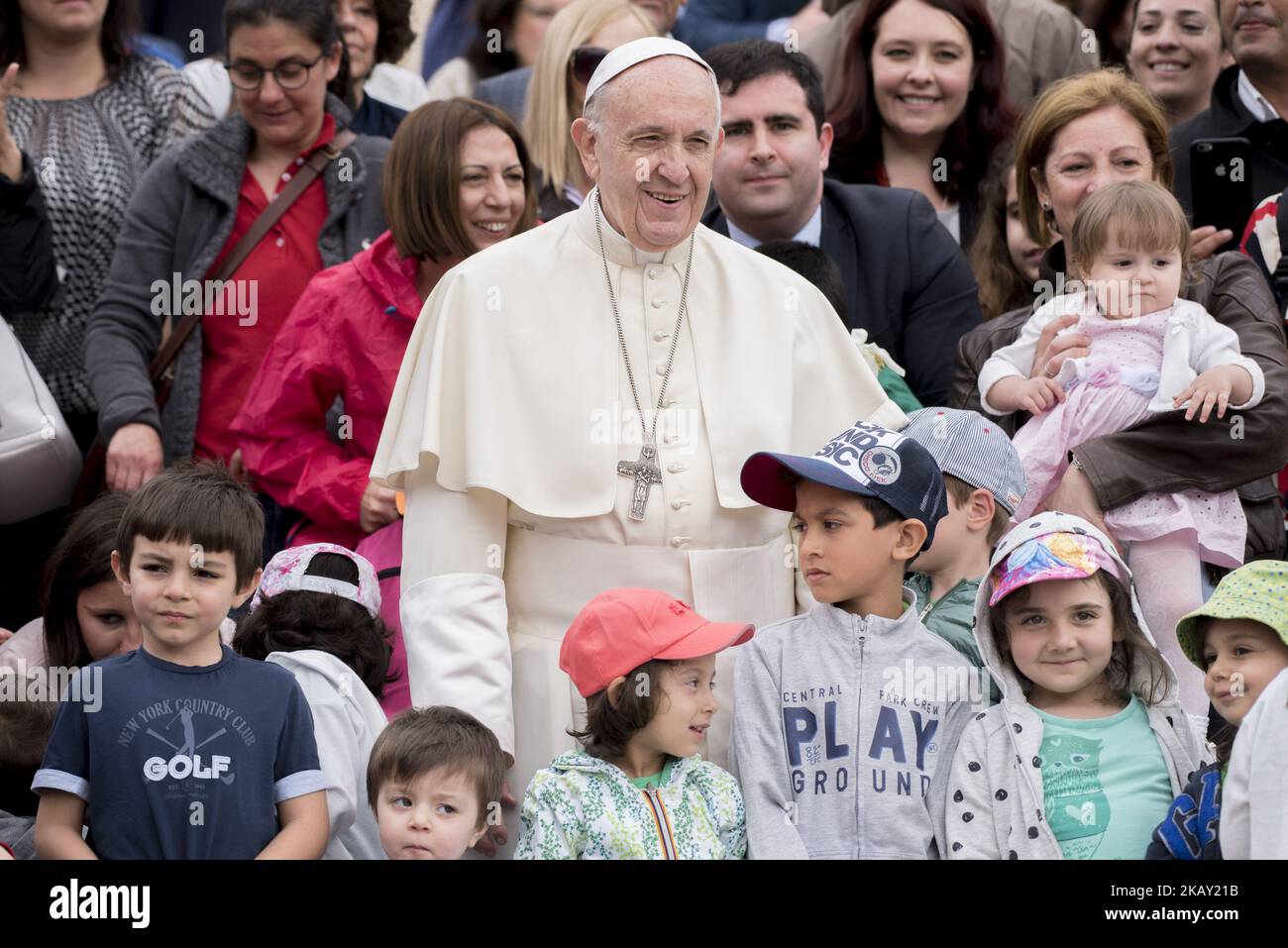 Papa Francesco partecipa alla sua udienza generale settimanale in Piazza San Pietro in Vaticano, mercoledì 23 maggio 2018. (Foto di massimo Valicchia/NurPhoto) Foto Stock