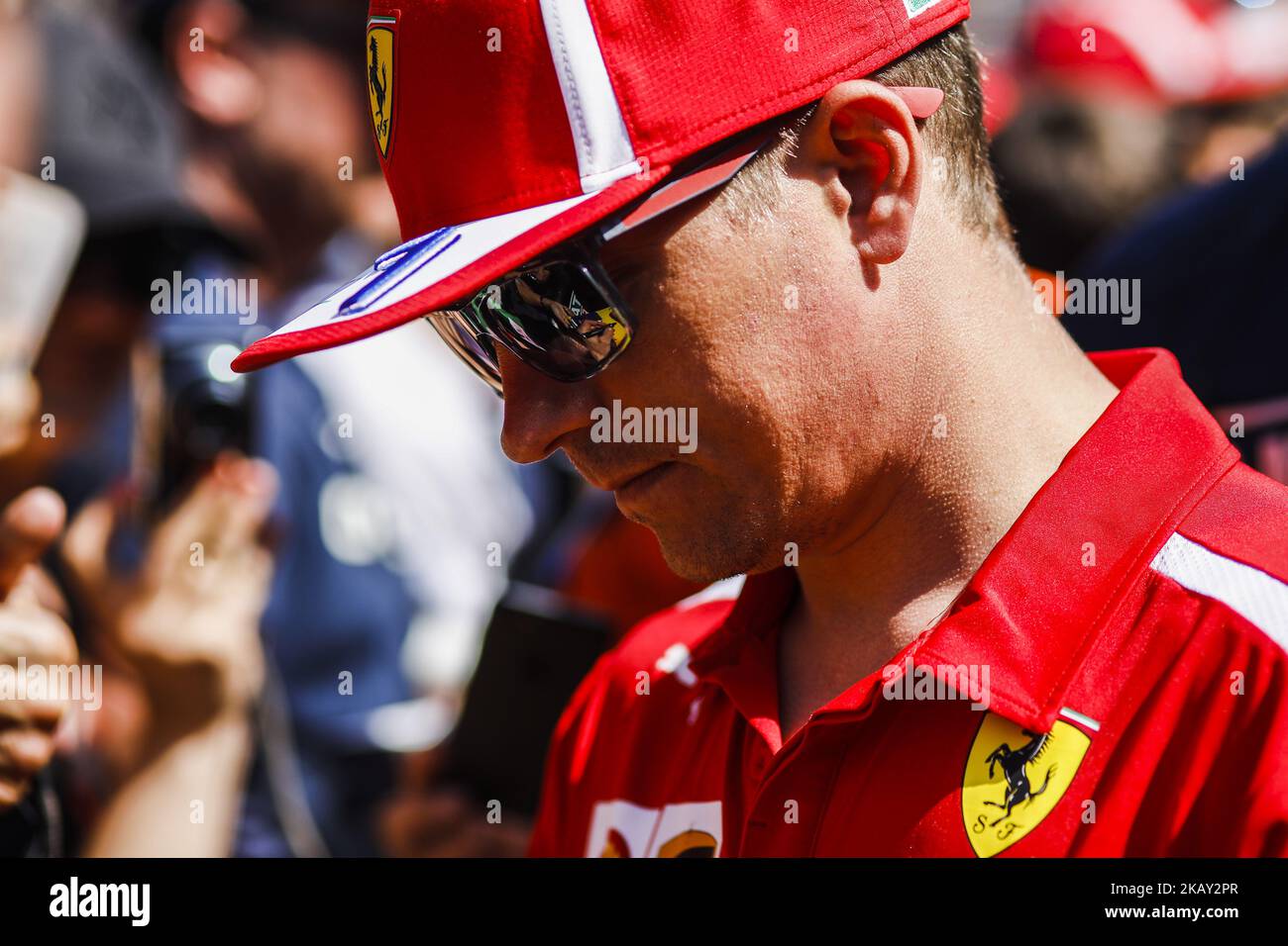 07 Kimi Raikkonen dalla Finlandia Scuderia Ferrari SF71H PortraitForce India i meccanici spingono la 31 Esteban OCON dalla France Force India F1 VJM11 in occasione del Gran Premio di Formula uno di Monaco il 25th maggio 2018 a Montecarlo, Monaco. (Foto di Xavier Bonilla/NurPhoto) Foto Stock