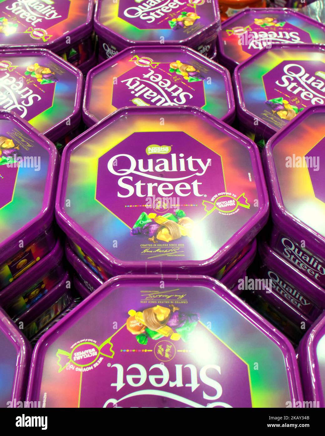 Tins di strada di qualità Rowntree in mucchi di supermercato Foto Stock