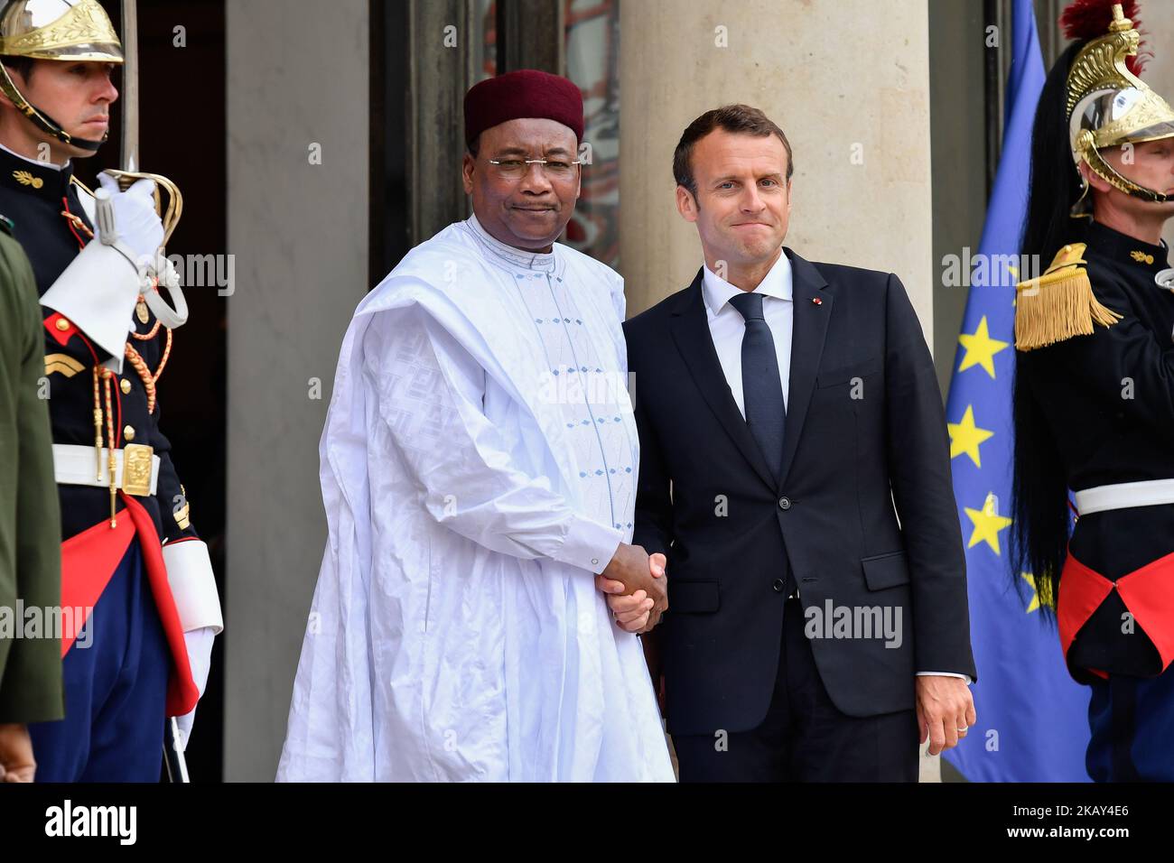 Il Presidente della Repubblica francese, Emmanuel Macron ha accolto con favore la sua ecc. Il sig. Mahamadou ISSOUFOU, presidente della Repubblica del Niger, in occasione della conferenza internazionale sulla Libia, al Palazzo dell'Eliseo, si è riunito martedì 29 maggio 2018 attorno a leader libici, oltre 20 paesi e 4 organizzazioni internazionali per definire una tabella di marcia comune (Foto di Julien Mattia/NurPhoto). Foto Stock