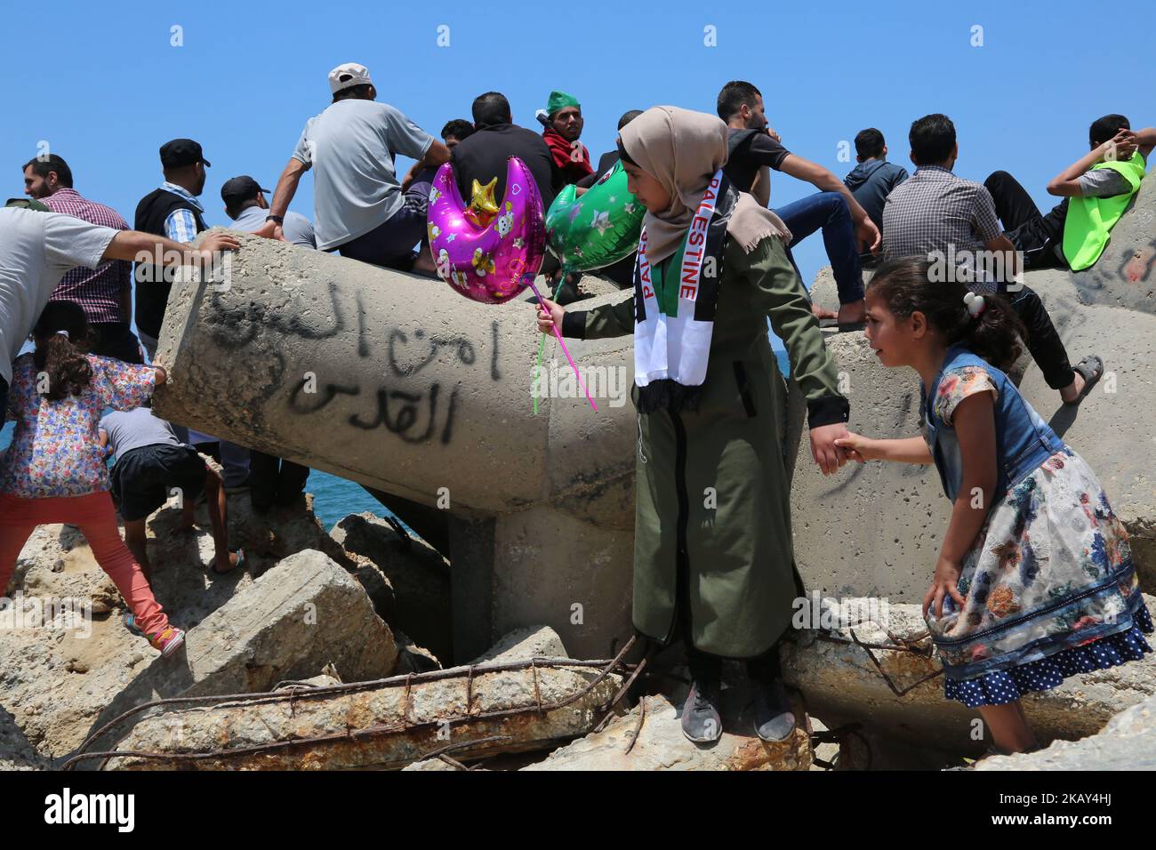 I palestinesi guardano due barche da pesca che trasportano 20 persone, tra cui pazienti medici e studenti incapaci di partire attraverso traversate terrestri, lasciano il porto di Gaza City, martedì 29 maggio 2018. Gli attivisti palestinesi hanno velato contro anni di un blocco navale israeliano ed egiziano sulla striscia di Gaza. (Foto di Majdi Fathi/NurPhoto) Foto Stock