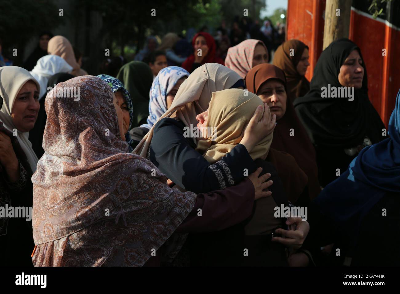 I parenti palestinesi, Mohammed al Radei, fuori dalla casa di famiglia durante i suoi funerali a Beit Lahia, nella striscia di Gaza settentrionale, il 28 maggio 2018. I funzionari palestinesi hanno detto che lunedì uno sciopero israeliano ha ucciso un militante di Gaza (Foto di Majdi Fathi/NurPhoto) Foto Stock