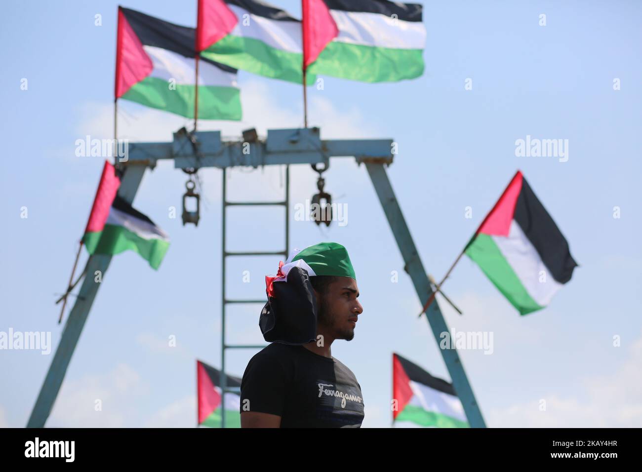 I palestinesi guardano due barche da pesca che trasportano 20 persone, tra cui pazienti medici e studenti incapaci di partire attraverso traversate terrestri, lasciano il porto di Gaza City, martedì 29 maggio 2018. Gli attivisti palestinesi hanno velato contro anni di un blocco navale israeliano ed egiziano sulla striscia di Gaza. (Foto di Majdi Fathi/NurPhoto) Foto Stock