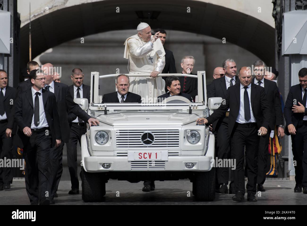 Papa Francesco arriva per la sua udienza generale settimanale in Piazza San Pietro, Città del Vaticano, Vaticano, 30 maggio 2018. (Foto di massimo Valicchia/NurPhoto) Foto Stock