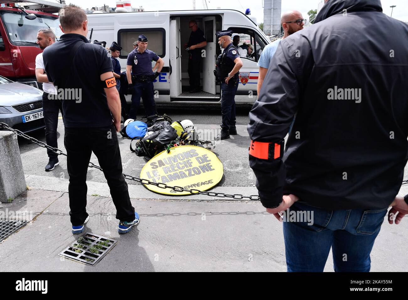 Attivisti di Greenpeace e azione fase non violente-COP21 una protesta contro lo sfruttamento del petrolio in Amazzonia durante un'assemblea generale del gigante francese del petrolio Total il 1 giugno 2018 a Parigi. (Foto di Julien Mattia/NurPhoto) Foto Stock