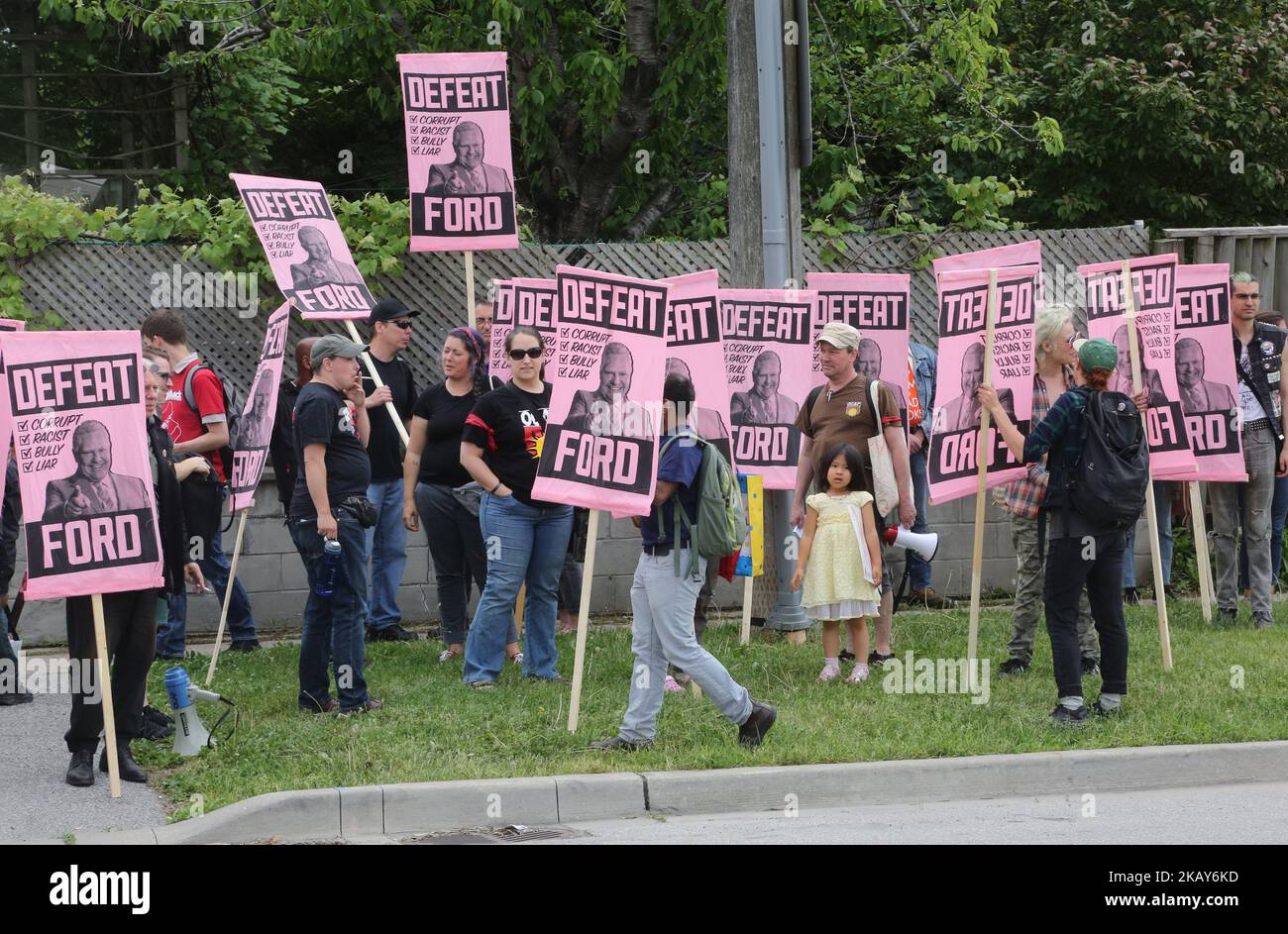 I manifestanti si sono riuniti presso il quartier generale della campagna di Doug Ford a Etobicoke, Ontario, Canada, il 02 giugno 2018. I manifestanti hanno detto che si sono riuniti per dimostrare l'opposizione al programma di Ford e per dargli un'anteprima della resistenza che lo aspetterebbe se diventasse la prima dell'Ontario. Le elezioni provinciali dell'Ontario del 2018 si terranno il 7 giugno 2018. (Foto di Creative Touch Imaging Ltd./NurPhoto) Foto Stock