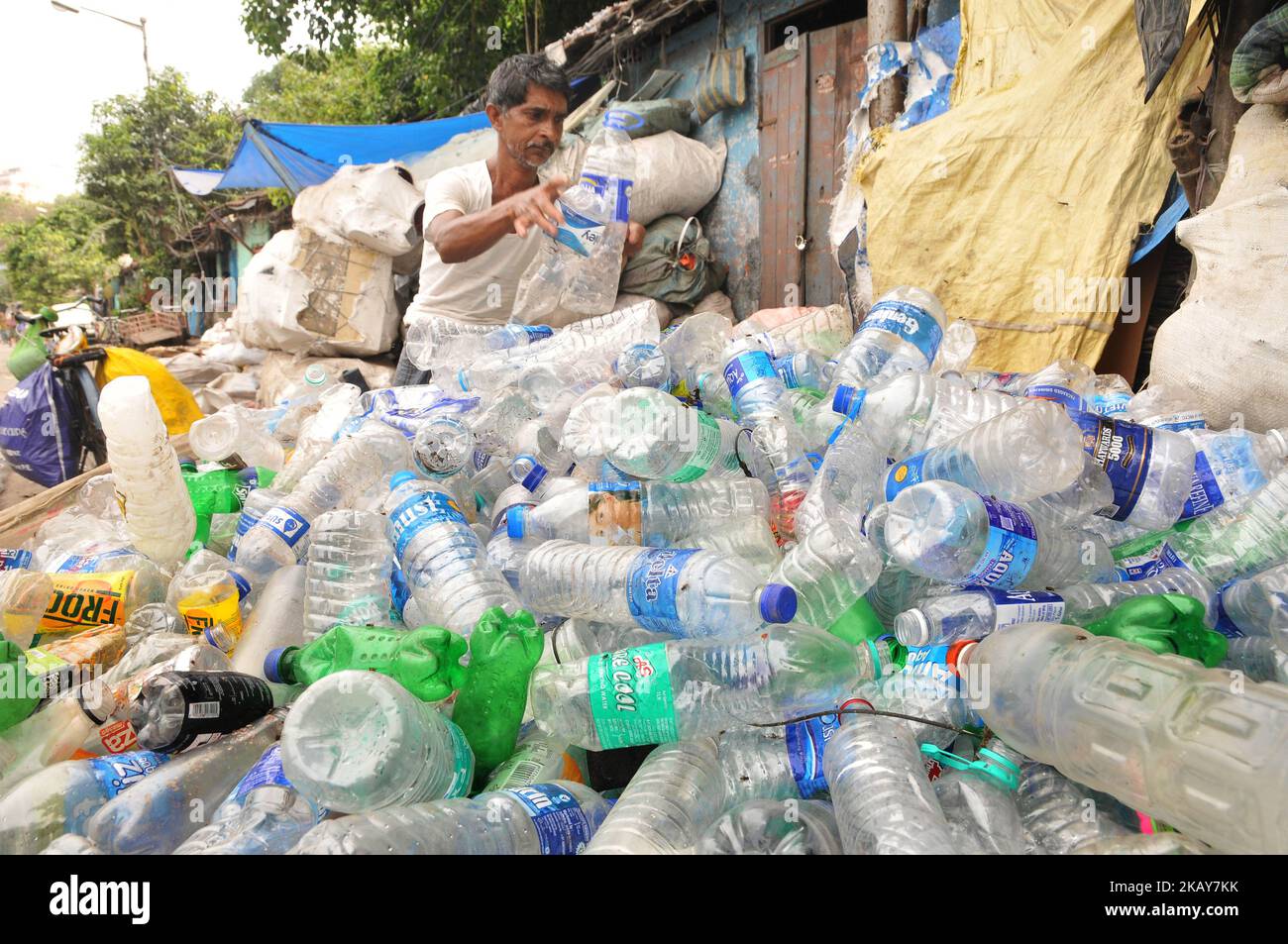 Materiale plastico in un deposito di discarica durante la 'Giornata Mondiale dell'ambiente' a Kolkata, in India, il 5 giugno 2018. (Foto di Debajyoti Chakraborty/NurPhoto) Foto Stock