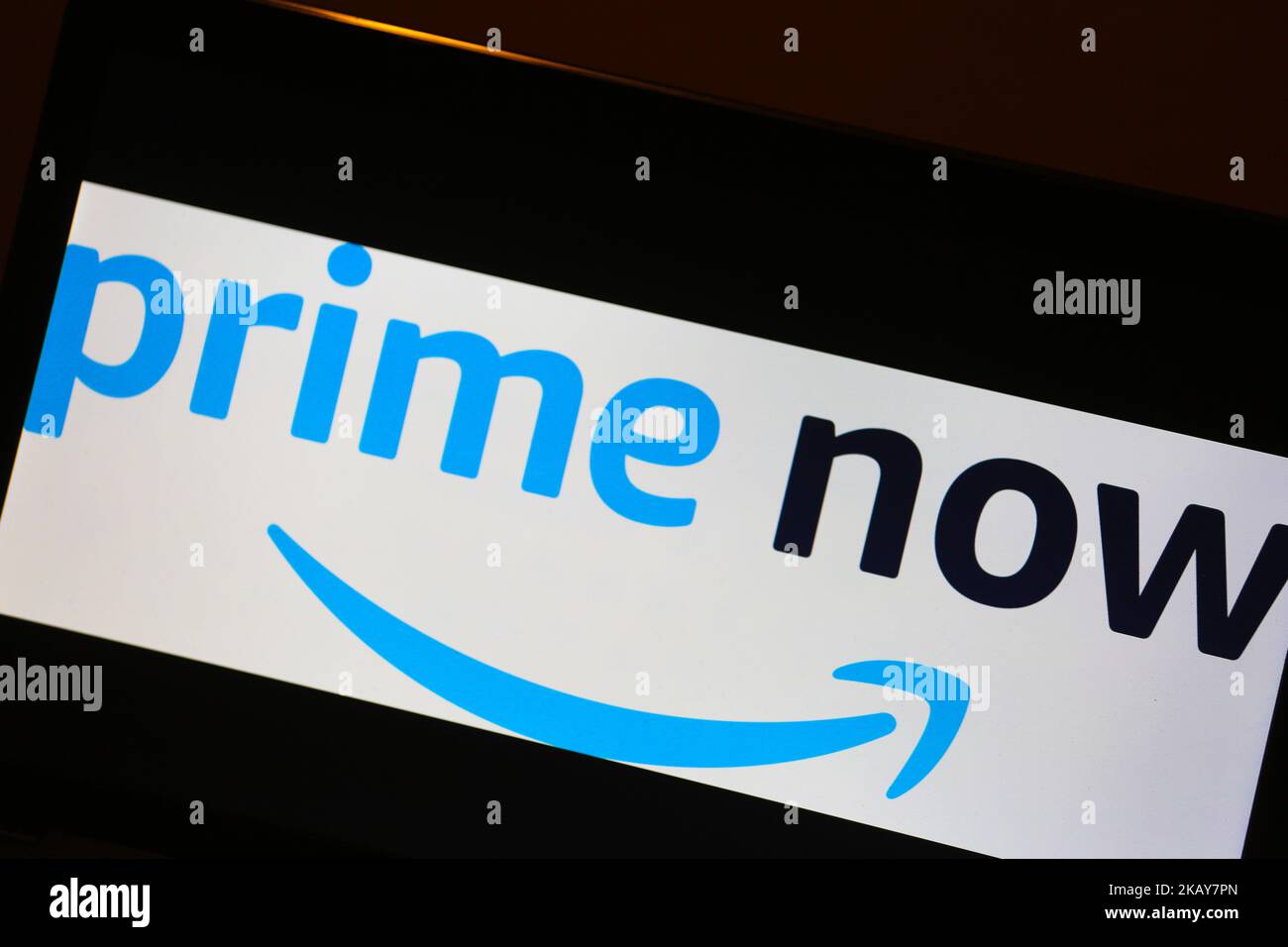 Il logo di Amazon prime Now viene visualizzato su uno schermo. (Foto di Alexander Pohl/NurPhoto) Foto Stock