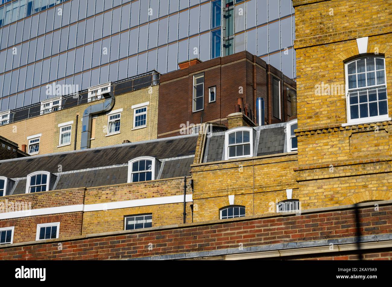 LONDRA - 4 novembre 2020: Tetti e finestre di edifici in mattoni a Londra Foto Stock