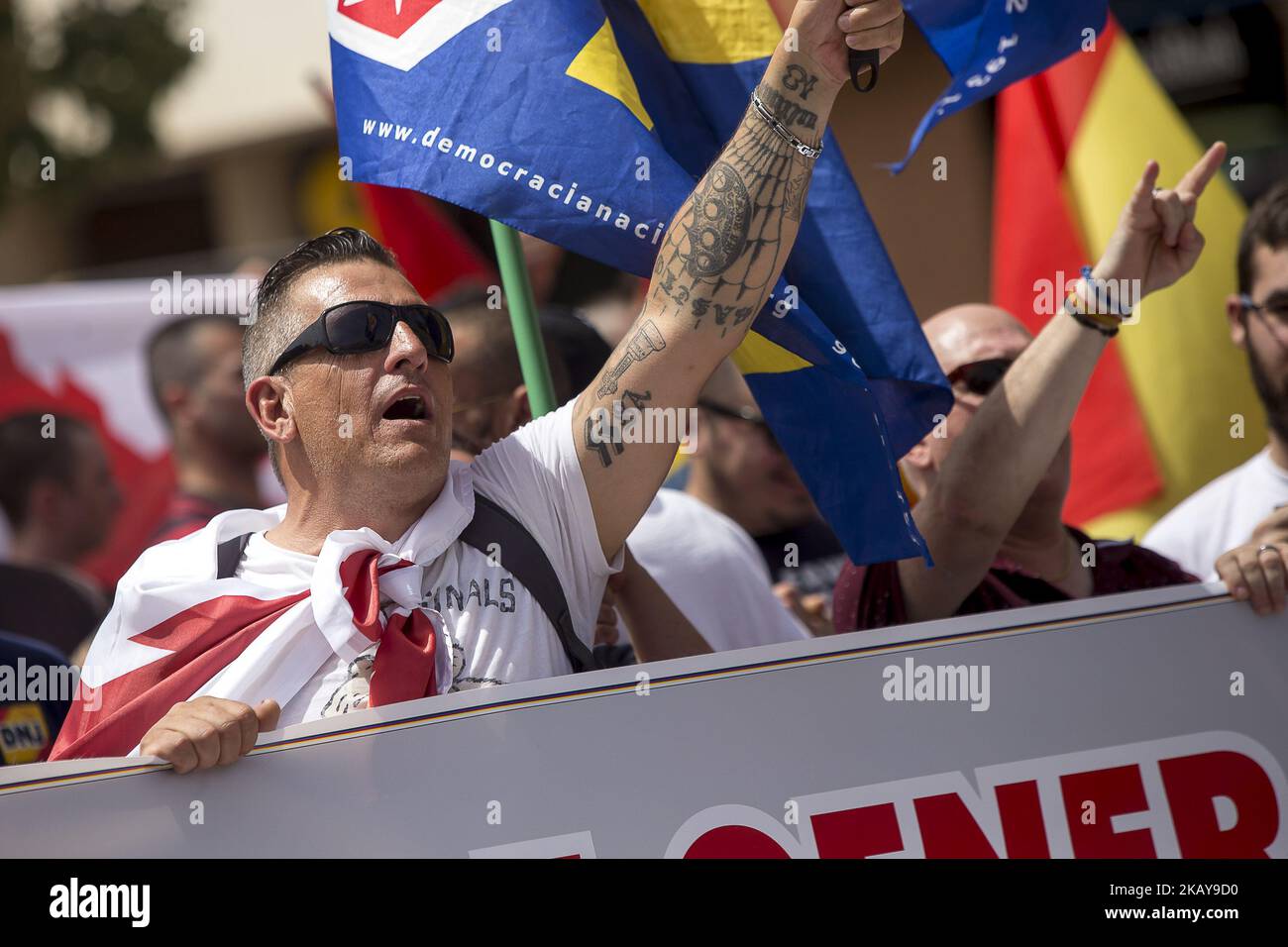 Attivisti nazionalisti spagnoli e di estrema destra dimostrano di fronte alla televisione pubblica della Catalogna (TV3), aggrappati per il suo clausure e contro i processi di indipendenza a Sant Joan Despí, vicino a Barcellona, Catalogna, Spagna nel 10 giugno 2018 (Foto di Miquel Llop/NurPhoto) Foto Stock