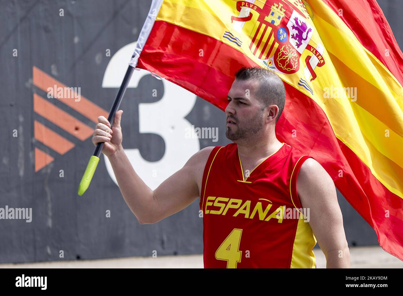Attivisti nazionalisti spagnoli e di estrema destra dimostrano di fronte alla televisione pubblica della Catalogna (TV3), aggrappati per il suo clausure e contro i processi di indipendenza a Sant Joan Despí, vicino a Barcellona, Catalogna, Spagna nel 10 giugno 2018 (Foto di Miquel Llop/NurPhoto) Foto Stock