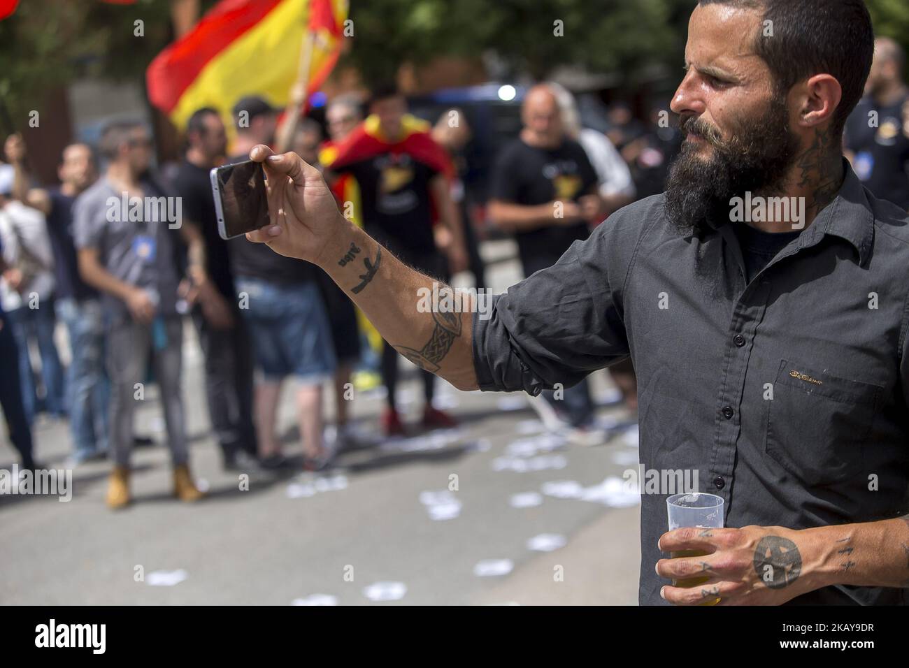 Attivisti nazionalisti spagnoli e di estrema destra dimostrano di fronte alla televisione pubblica della Catalogna (TV3), aggrappati per il suo clausure e contro i processi di indipendenza a Sant Joan Despí, vicino a Barcellona, Catalogna, Spagna nel 10 giugno 2018 (Foto di Miquel Llop/NurPhoto) Foto Stock