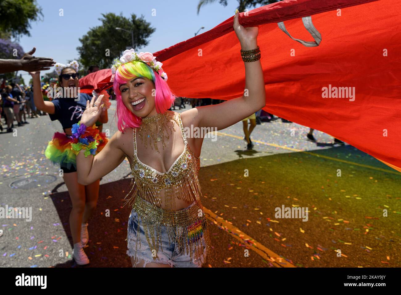 Partecipanti alla Parata la Pride di West Hollywood, California, il 10 giugno 2018. La celebrazione annuale della LGBTQ ha attirato una folla stimata di 150.000 persone. (Foto di Ronen Tivony/NurPhoto) Foto Stock