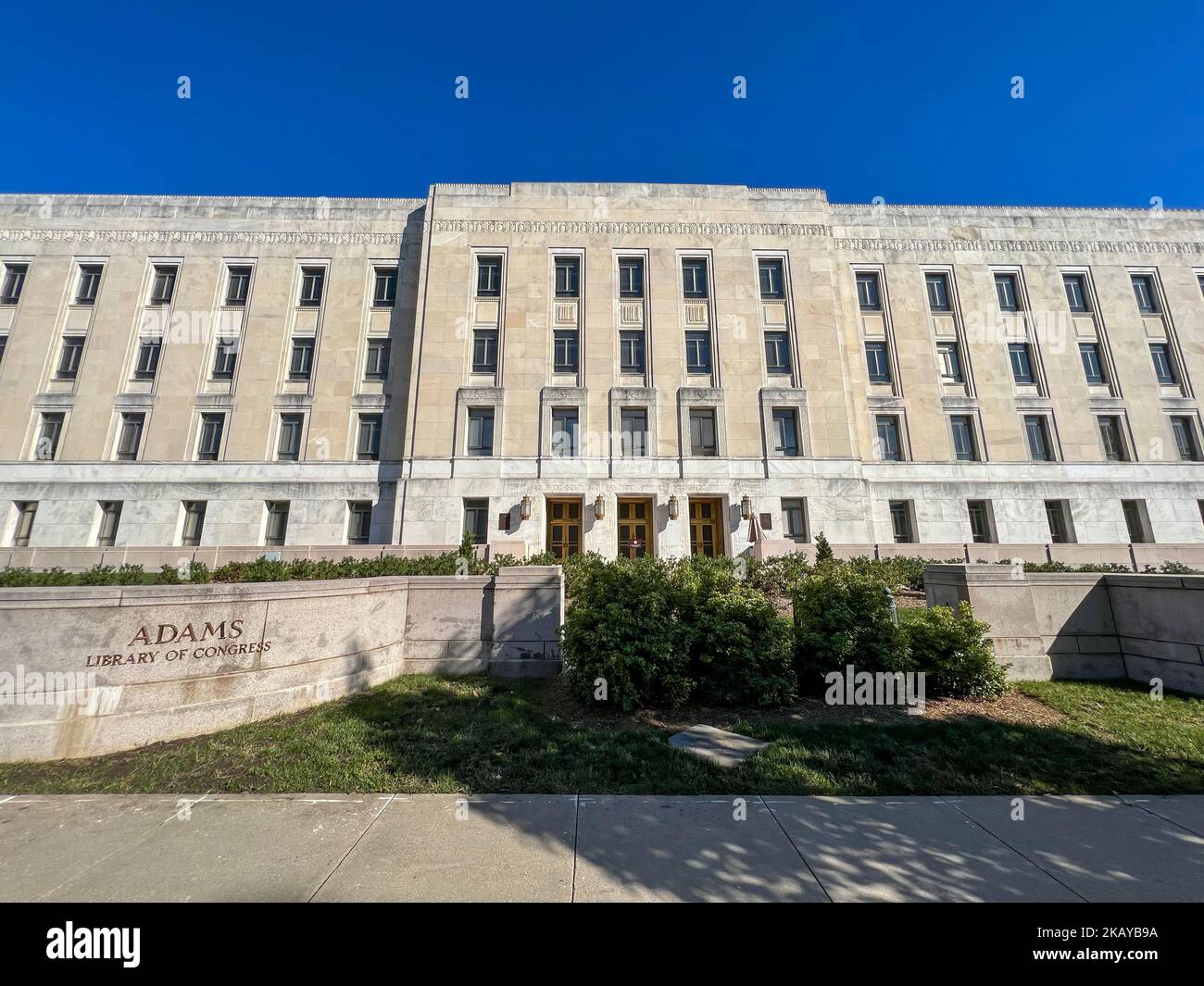 La Biblioteca del Congresso John Adams edificio sulla collina del Campidoglio a Washington DC￼. Visto da 2nd Street se in una giornata di sole autunno con cielo blu. Foto Stock