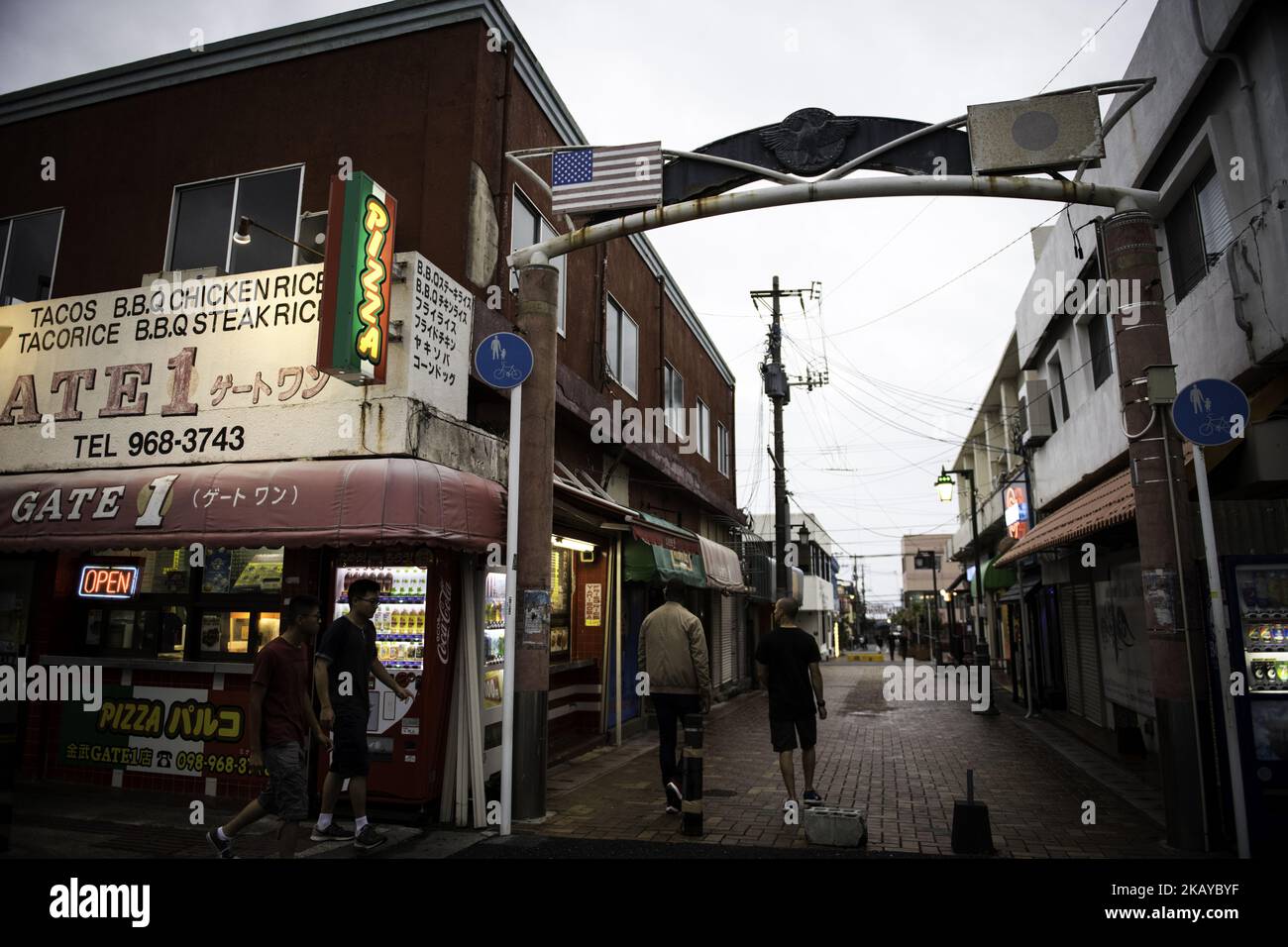 I militari STATUNITENSI sono stati visti camminare davanti ad un bar vicino al campo Hansen del corpo Marino degli Stati Uniti durante fuori servizio il venerdì 15 giugno 2018 a Ginoza, nella prefettura di Okinawa, Giappone. (Foto di Richard Atrero de Guzman/NurPhoto) Foto Stock