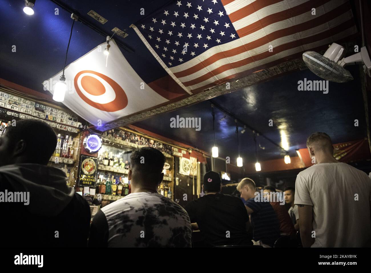 Bevanda militare DEGLI STATI UNITI in un bar vicino al campo Hansen del corpo Marino degli Stati Uniti durante il fuori servizio in una notte di venerdì, 15 giugno 2018 a Ginoza, prefettura di Okinawa, Giappone. (Foto di Richard Atrero de Guzman/NurPhoto) Foto Stock