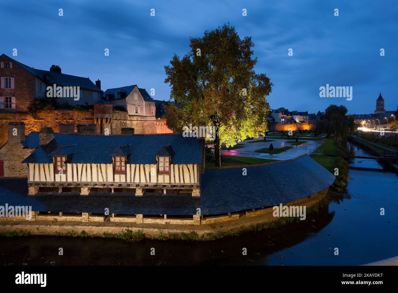 Antichi lavaggi sul fiume la Mare e giardini Jardin des remparts, Vannes, Bretagna, Francia Foto Stock