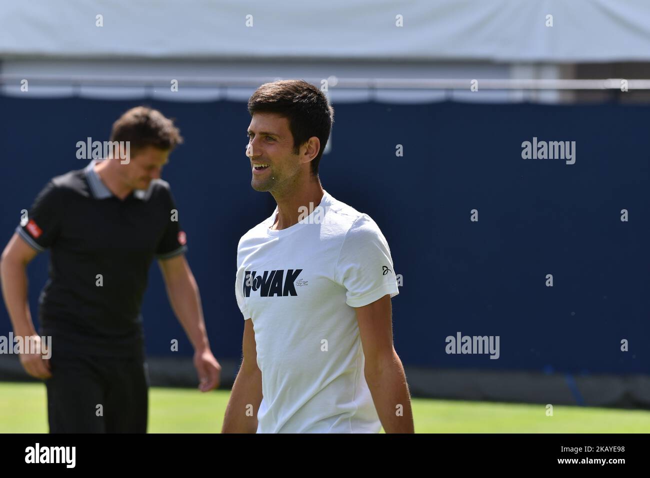 Novak Djokovic (SRB) viene raffigurato durante una sessione di allenamento durante il primo giorno dei Fever-Tree Championships al Queens Club, Londra, il 18 giugno 2018. (Foto di Alberto Pezzali/NurPhoto) Foto Stock