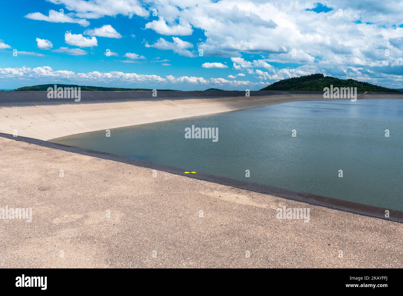 Serbatoio in cemento situato sulla cima del monte Żar pieno d'acqua. Parte della centrale idroelettrica di Porąbka, Polonia. Poche vette del Beskid Foto Stock