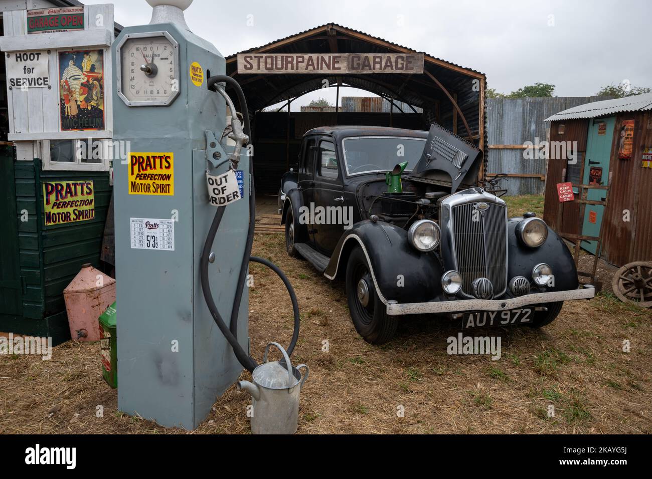 Tarrant Hinton.Dorset.United Kingdom.August 25th 2022.A Wolseley serie 2 è in un garage in stile 1940s presso la Grande Fiera del vapore Dorset Foto Stock