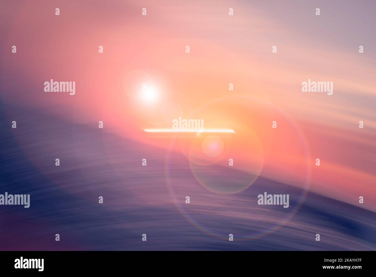 Alba astratta sul mare. Sfocatura del movimento, luce solare, blu tenue, viola e rosa Foto Stock