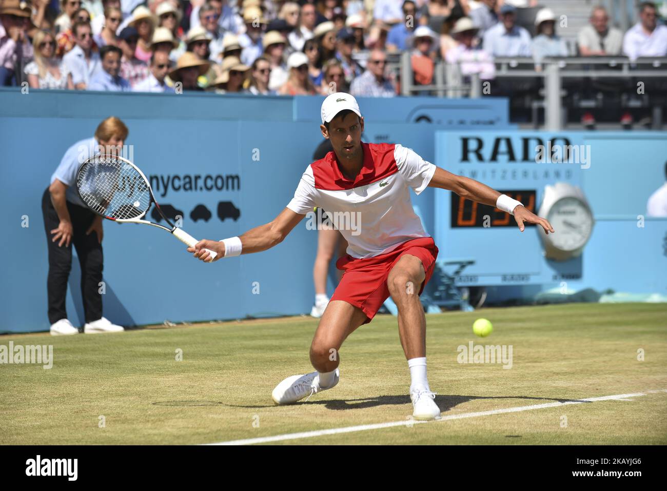 Novak Djokovic di Serbia ritorna durante il Day 7 dei Fever-Tree Championships al Queens Club il 24 giugno 2018 a Londra, Regno Unito. (Foto di Alberto Pezzali/NurPhoto) Foto Stock