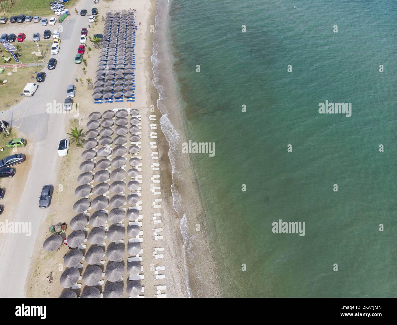 Immagini drone della lunga spiaggia di sabbia di Sozopoli in Calcidica, una destinazione a 35 minuti dall'aeroporto di Salonicco, Grecia, il 24 giugno 2018. (Foto di Nicolas Economou/NurPhoto) Foto Stock